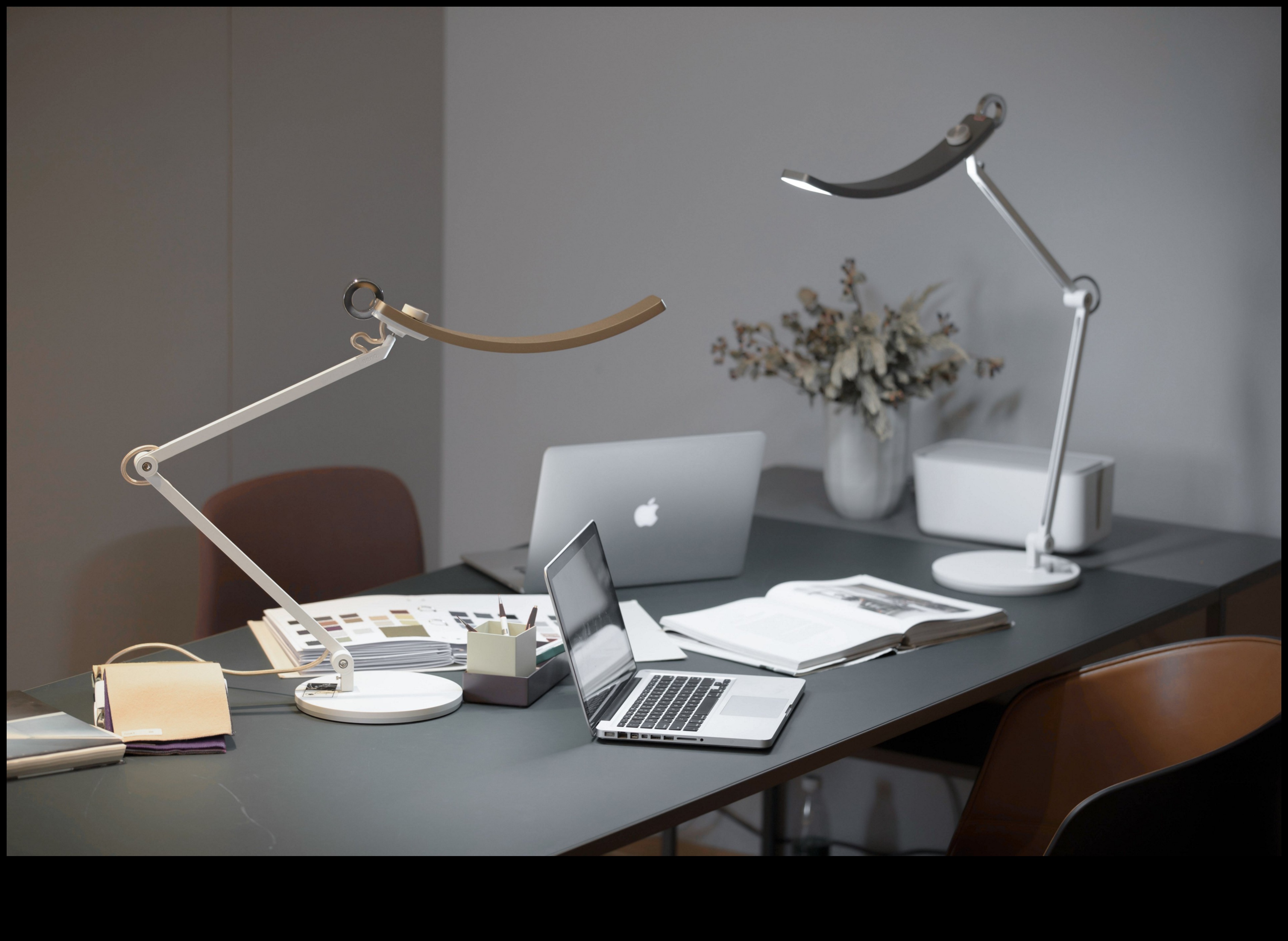 Klēpjdatora galda dizains: piederumi produktīvas darbvietas izveidei