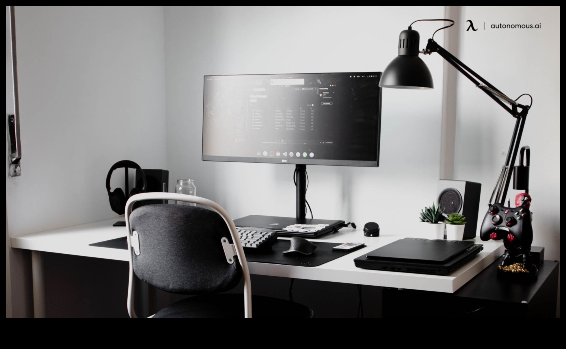 Klēpjdatora galda dizains: piederumi produktīvas darbvietas izveidei