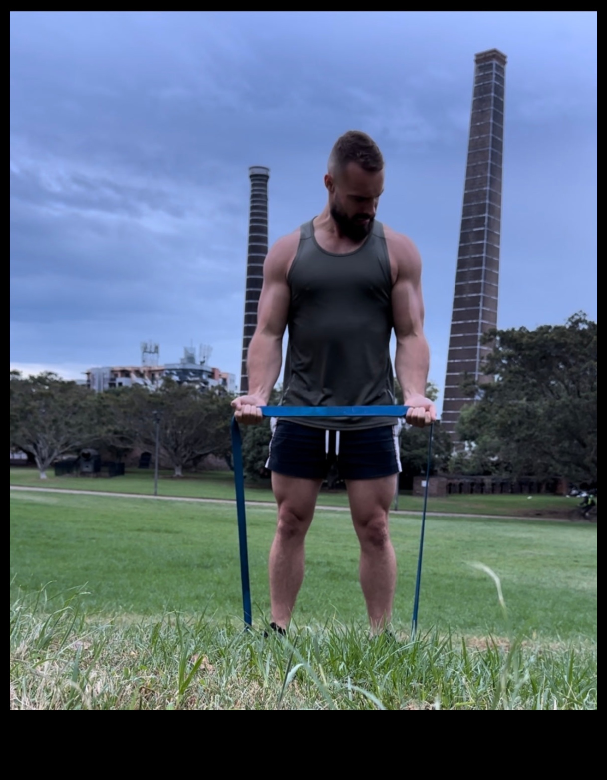 Betona džungļu vingrošanas zāle 30+ āra vingrinājumi rosīgai pilsētas dzīvei 5 Betona džungļu vingrošanas zāle: pilsētas vingrojumi brīvā dabā aizņemtai dzīvei