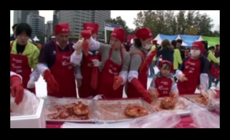 Kimči karnevāls: ienirstiet Korejas raudzēto gardumu pasaulē