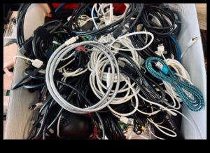 Kabeļu haosa vairs nav: organizatoriskie piederumi sakoptām telpām