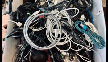 Kabeļu haosa vairs nav: organizatoriskie piederumi sakoptām telpām