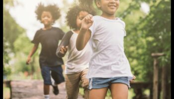 Rotaļlaukuma spēks: izmantojiet enerģiju, veicot bērnu vingrinājumus brīvā dabā